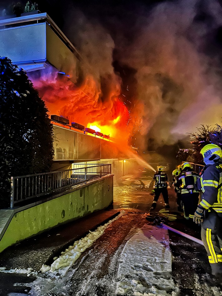 FW-NE: Wohnungsbrand fordert mehrere Löschzüge | Mehrfamilienhaus vorübergehend unbewohnbar