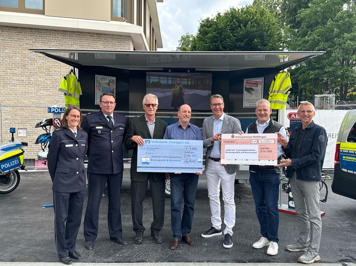 POL-AA: Rems-Murr-Kreis: Symbolische Scheckübergabe für einen Präventionsanhänger an das Polizeipräsidium Aalen