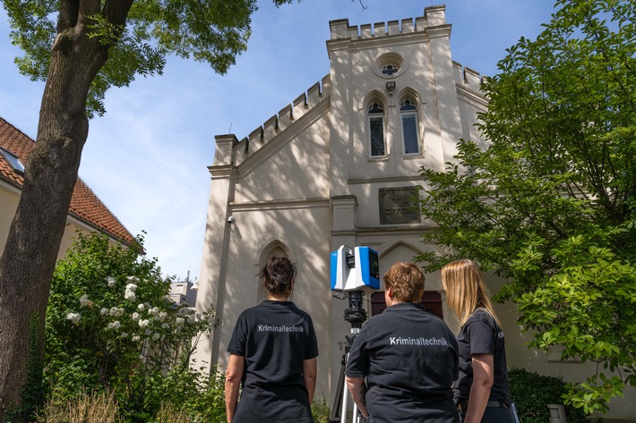 POL-OL: Nach Brandanschlag auf Oldenburger Synagoge - Größenbestimmung des Täters durch Spezialisten des LKA