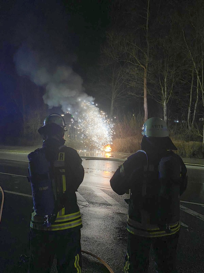 POL-ME: Stromverteilerkasten nach Unfall abgebrannt - Verursacher flüchtet - Velbert - 2103084