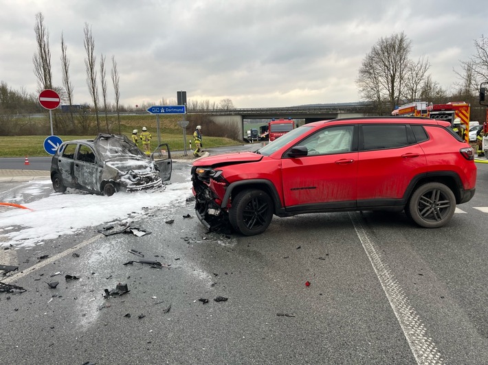 POL-HX: Unfall an der Autobahn-Abfahrt bei Warburg / Auto fängt Feuer