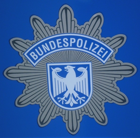 Bundespolizeidirektion München: Vom Zug überrollt - Mutprobe hätte Leben kosten können / Bundespolizei: "Das ist keine Mutprobe, sondern eine absolute Dummheit"