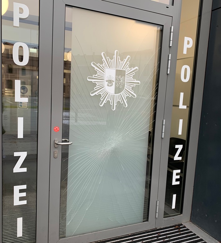 POL-HWI: Alkoholisierter Mann beschädigt Eingangstür der Polizeiinspektion Wismar