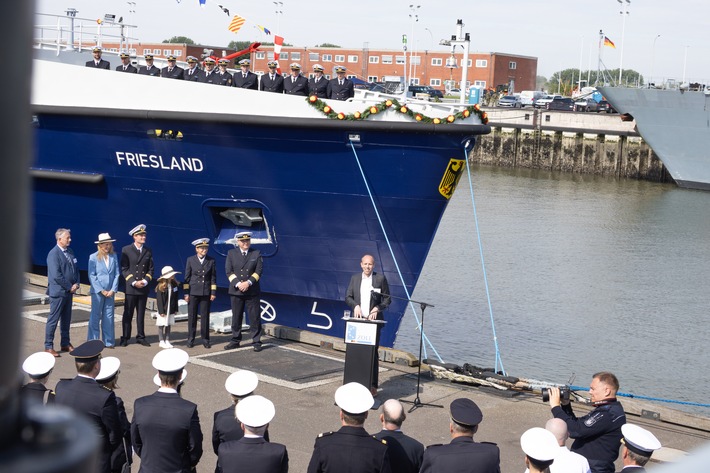 HZA-OL: Neues Zollschiff FRIESLAND feierlich getauft