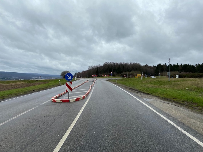 POL-PDTR: Unfallflucht am Kreisverkehr Hinzerath