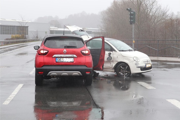 POL-OE: Fahrzeugführerin übersieht Gegenverkehr