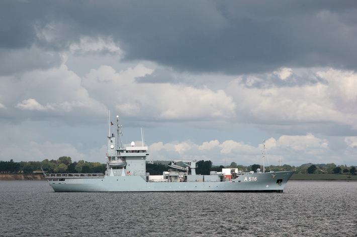 Warnemünder Tender unter NATO-Flagge - Tender "Donau" wird Flaggschiff im NATO-Verband