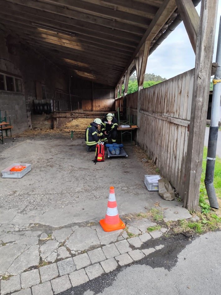 FW-AR: Feuerwehren aus Wennigloh, Stemel und Hachen trainieren den Ernstfall auf Wagyu-Hof