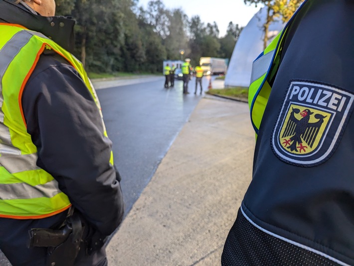 Bundespolizeidirektion München: Die Bundespolizei in Waidhaus lässt die Handschellen klicken - Fehlender Aufenthaltstitel und Haftbefehl führen zur Einlieferung ins Gefängnis