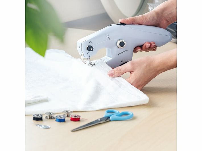 Ideal, wenn unterwegs eine Naht aufreißt: PEARL Echte Mini-Handnähmaschine mit Ober- und Unterfaden, USB & Batterien