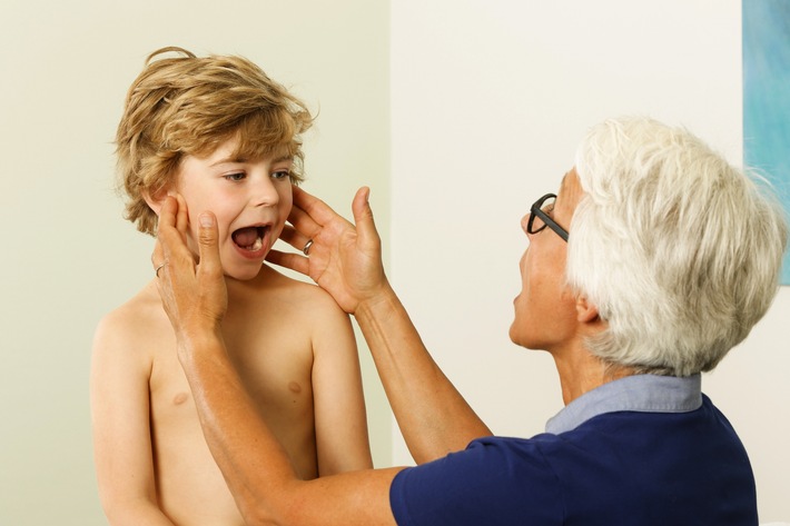 Wenn Kiefer und Körper zusammenarbeiten: Warum Osteopathie und Kieferorthopädie Hand in Hand gehen sollten