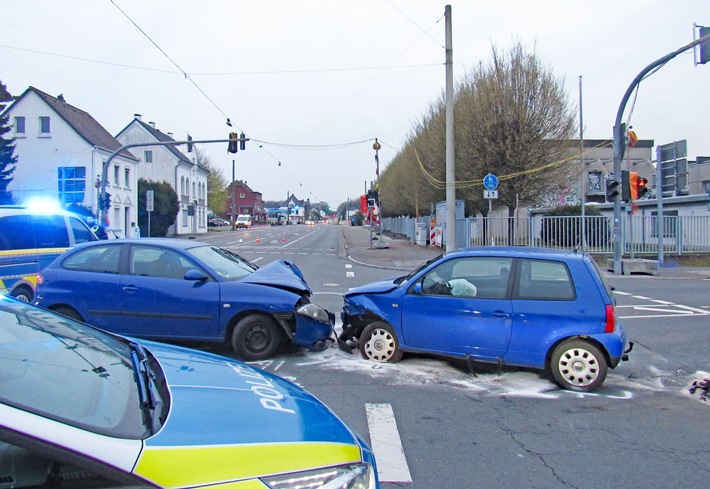 POL-ME: Schwerer Verkehrsunfall: Fahrer flüchtet vom Unfallort - 2603121