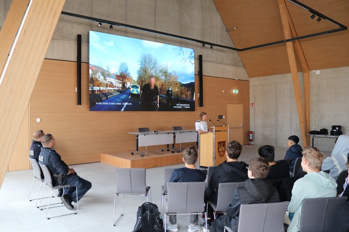 POL-KB: Korbach - "Cops im Dialog - Polizei und Schule im Austausch" -Präventionsveranstaltung der Polizeidirektion Waldeck-Frankenberg mit Schülern der Louis-Peter-Schule