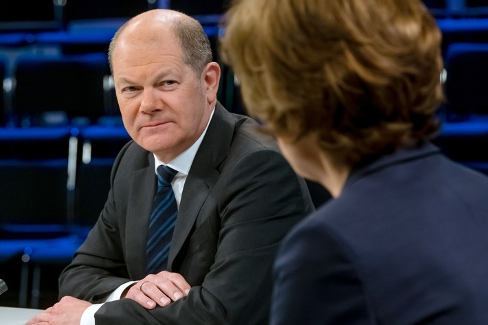 Krieg in der Ukraine: Bundeskanzler Olaf Scholz bei "maybrit illner" im ZDF