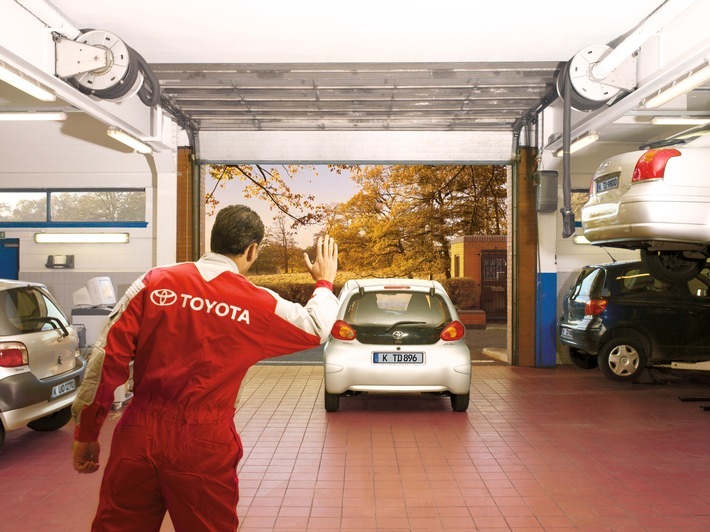Bis zu 10 Jahre entspannt Toyota fahren - mit Toyota Relax / Weiterer Text über ots und www.presseportal.de/nr/40803 / Die Verwendung dieses Bildes ist für redaktionelle Zwecke unter Beachtung ggf. genannter Nutzungsbedingungen honorarfrei. Veröffentlichung bitte mit Bildrechte-Hinweis.