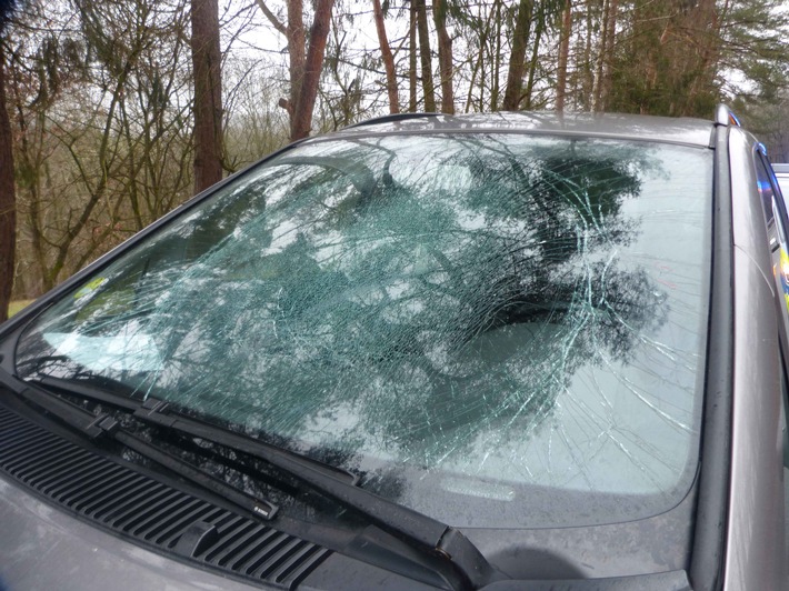 POL-GM: 020221-0077: Auto von umherfliegender Eisplatte getroffen