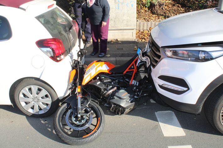 POL-RBK: Odenthal - Aus Unachtsamkeit: Hyundai-Fahrerin prallt gegen Kradfahrer