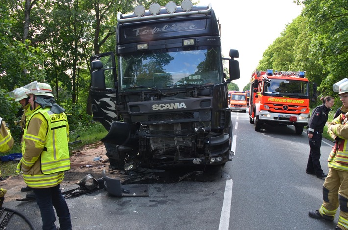 POL-STD: Frontalzusammenstoß auf der Bundesstraße 73 in Stade - eine Autofahrerin schwer verletzt - erhebliche Verkehrsbehinderungen