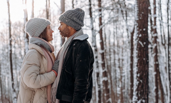 Studie zum Valentinstag: Fast jede:r Siebte würde sich gegen Fremdgehen versichern lassen