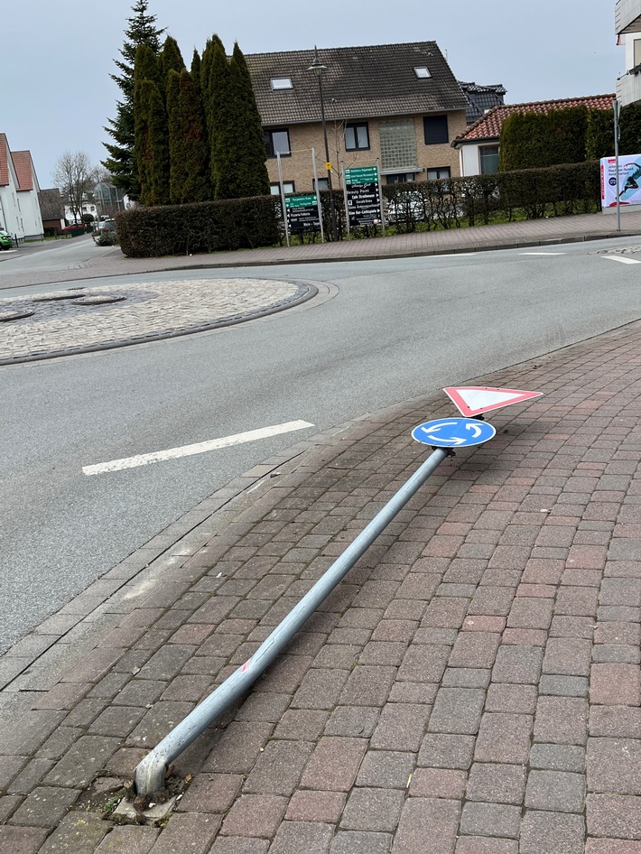 POL-OS: Bad Rothenfelde: Verkehrszeichen umgefahren - Verkehrsunfallflucht