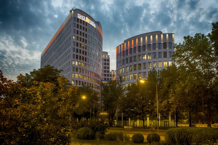 ING-DiBa setzt Frankfurter LEO neu in Szene / Hauptsitz von Deutschlands drittgrößter Privatkundenbank mit neuer Dachillumination