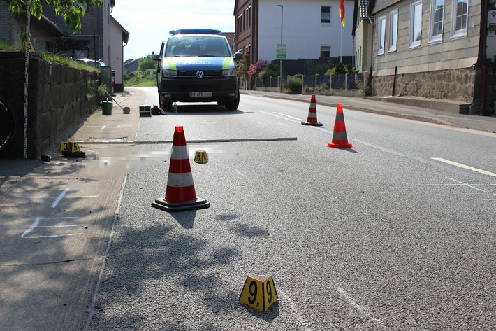 POL-HM: Radfahrer von Lastzug erfasst - Unbekannter in Lebensgefahr - Rettungshubschrauber im Einsatz - Bundesstraße 1 für mehrere Stunden gesperrt