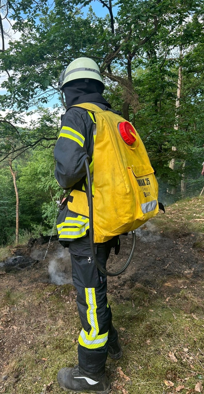 FW Bad Honnef: Vegetationsbrand in abgelegener Hanglage - 70 Kräfte im Einsatz