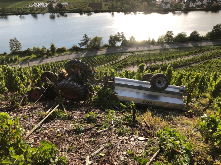 POL-PDTR: Traktorabsturz im Weinberg