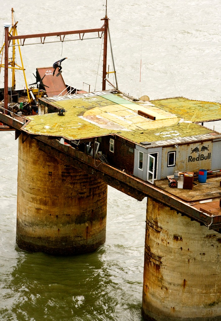 Skateboarder erobern Seefestung "Sealand" vor der englischen Küste / Sealand: 350m2-Plattform seid 1967 von einer Gruppe Engländer bevölkert, die dort einen unabhängigen Staat ausgerufen haben