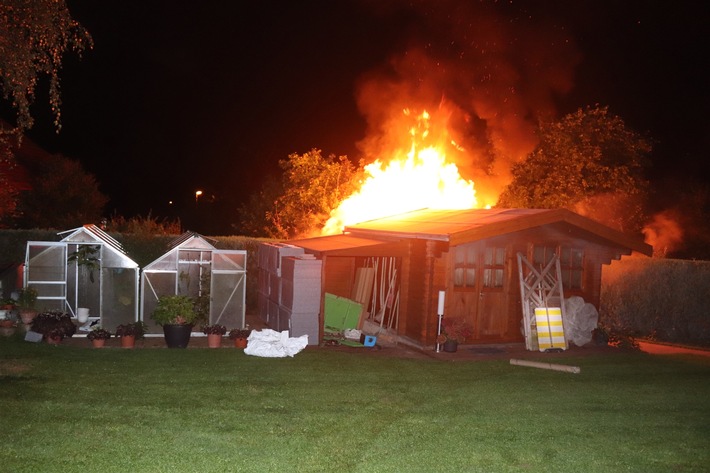 POL-HX: Gartenhütte gerät in Brand