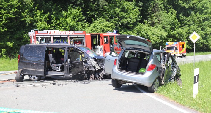 POL-HX: Schwerer Verkehrsunfall - zwei Personen verletzt