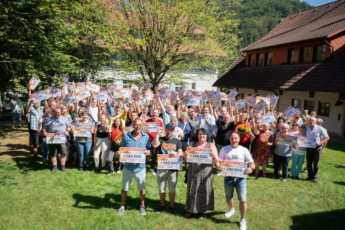 Bestes Wetter beim Gewinnerfest in Glottertal: 170 Gewinner*innen freuen sich über 1,4 Millionen Euro. / Weiterer Text über ots und www.presseportal.de/nr/41583 / Die Verwendung dieses Bildes für redaktionelle Zwecke ist unter Beachtung aller mitgeteilten Nutzungsbedingungen zulässig und dann auch honorarfrei. Veröffentlichung ausschließlich mit Bildrechte-Hinweis.