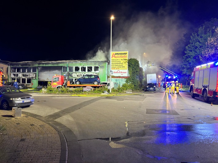 FW Grevenbroich: Feuerwehr Grevenbroich - Folgemeldung: Großbrand im Industriegebiet Ost, KFZ-Betrieb ausgebrannt, Übergreifen auf Schrottplatz verhindert, 150 Retter im Einsatz, Einsatzdauer weiter unbestimmt