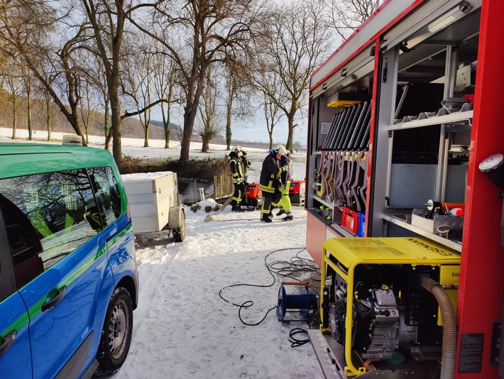 FW Ense: Teich- Überlauf defekt / Feuerwehr 4 Stunden im Einsatz