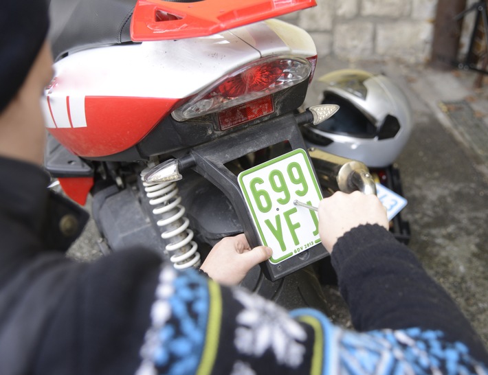 Kleine Ursache - große Wirkung / Tipps für den Alltag / Farbe wechsle dich / Neue Kennzeichen für Mofas, Mopeds und Co. (BILD)