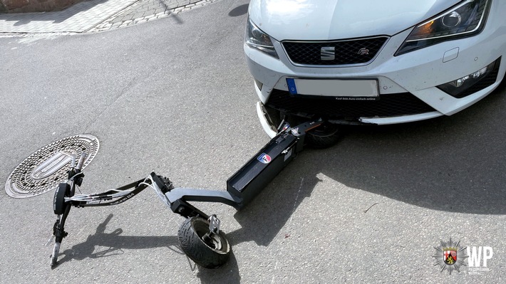 POL-PDKL: E-Scooter-Fahrer bei Zusammenstoß verletzt
