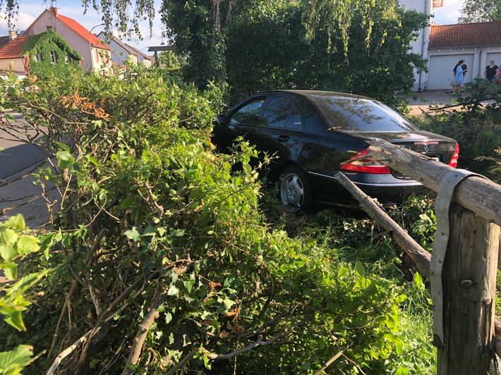 POL-PDKH: Alleinbeteiligter Verkehrsunfall - Fahrt endet im Vorgarten