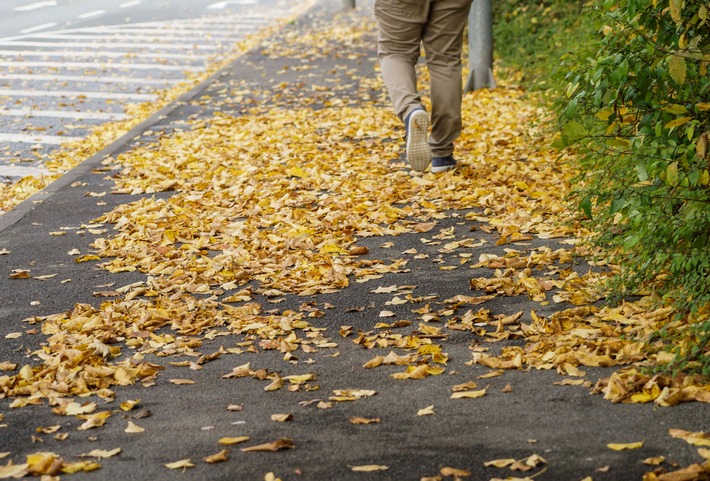 Herbstlaub: Wer muss Bürgersteig freihalten? / Reinigungspflicht kann übertragen werden / Haftung bei Unfällen