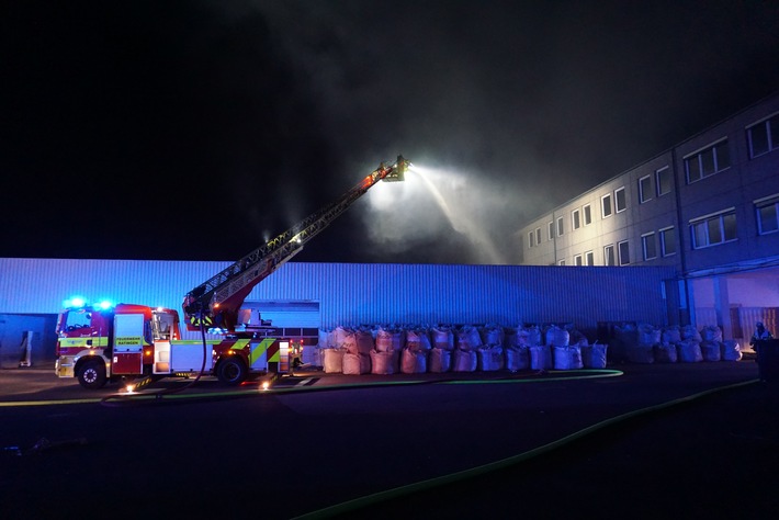 POL-ME: Brand in stillgelegter Lagerhalle - Polizei sucht Zeugen - Ratingen -2004053