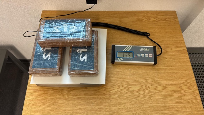 BPOL NRW: 3,35 Kilogramm im Kofferraum versteckt. Bundespolizei nimmt Mann auf der Bundesautobahn 40 fest