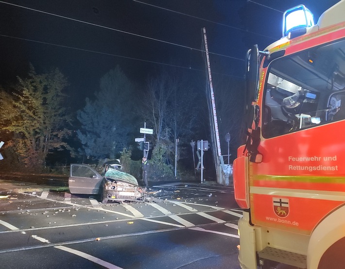 FW-BN: Schwerer Verkehrsunfall an Bahnübergang - Keine Verletzten