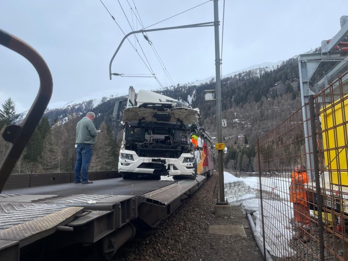Auf Autozug verrutschter Lastwagen touchiert abgestellten Zug - Update #2: Betrieb auf der Strecke Oberwald-Realp (Furkatunnel) voraussichtlich ab Morgen wieder aufgenommen