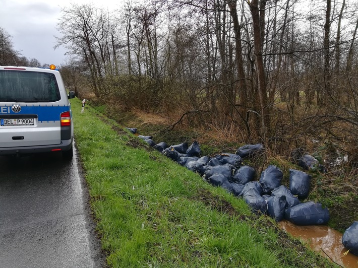 POL-DEL: Landkreis Oldenburg/Ganderkesee: Unbekannter entsorgt Müllsäcke im Graben +++ Zeugen gesucht