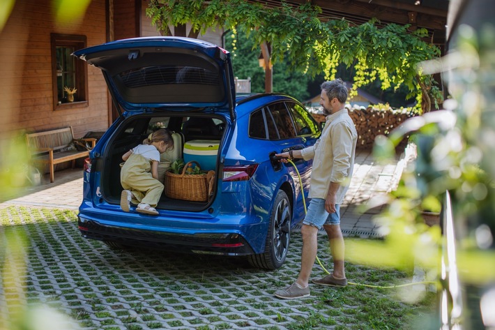 Elektrisch in den Urlaub? / ADAC Umfrage zur Urlaubsfahrt mit dem E-Auto