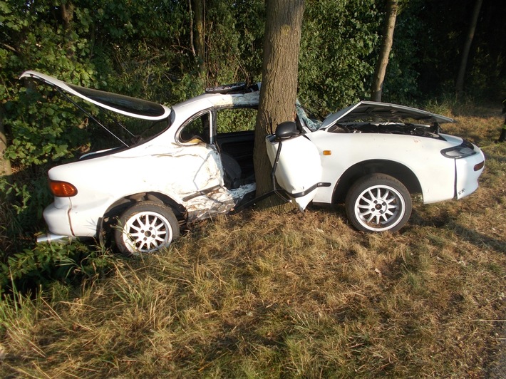 POL-MI: Gegen Baum geschleudert: 19-jähriger Autofahrer wird schwer verletzt