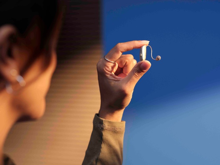 Fachhandelsmarke Beltone erweitert Portfolio: Attraktives miniRIE-Akku-Hörsystem mit Auracast schon mit geringer Zuzahlung, neue Beltone Commence Im-Ohr-Modelle vorgestellt