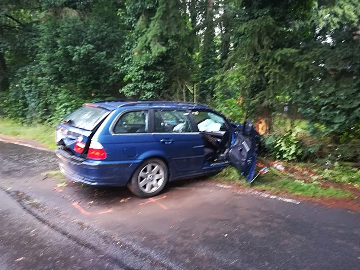 FW-KLE: Verkehrsunfall mit zwei Verletzten/ Beifahrerin muss von der Feuerwehr aus dem Fahrzeug befreit werden.