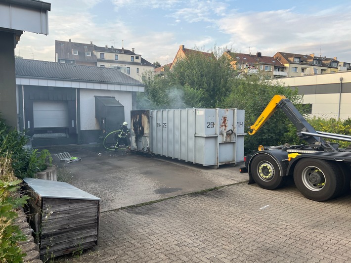 FW-MH: Containerbrand führt zu aufwändigem Löscheinsatz