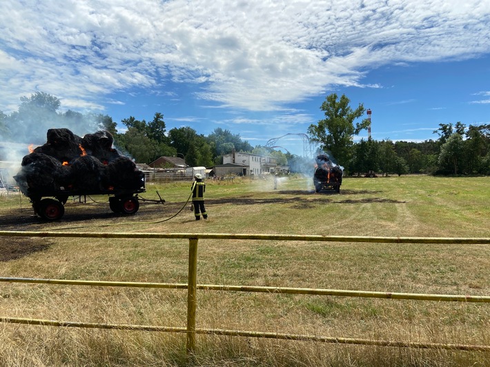 POL-PDNW: Brand von Heuballen auf fahrendem Traktor