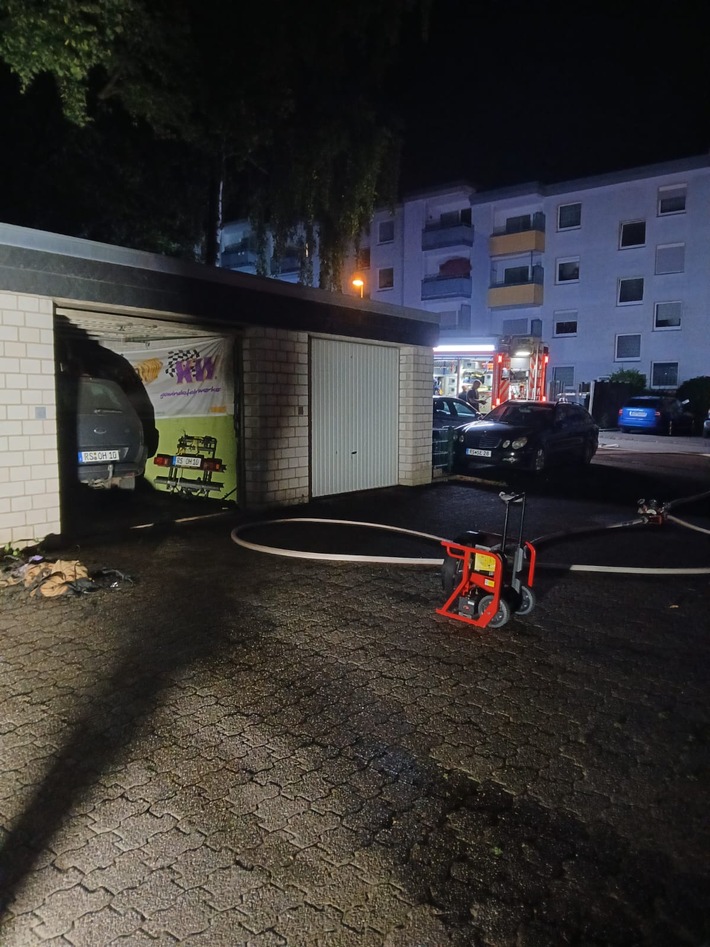 FW-RS: Remscheid - Berufsfeuerwehr löscht Garagenbrand am Kremenholl